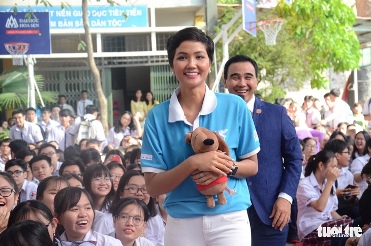 Học trò Ernst Thalmann hò reo không ngớt đón hoa hậu H’Hen Niê - Ảnh 1. Học trò Ernst Thalmann hò reo không ngớt đón hoa hậu H’Hen Niê - Ảnh 1.