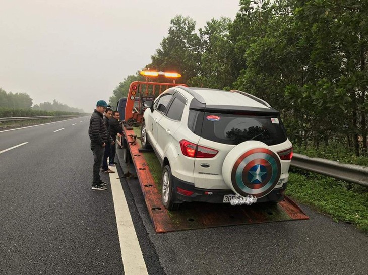 Ôtô va đá vỡ hộp số, gãy càng, rách lốp... trên đường cao tốc - Ảnh 3.