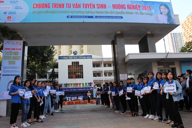 5.000 học sinh rộn ràng trong ngày tư vấn tuyển sinh tại Khánh Hòa - Ảnh 4.