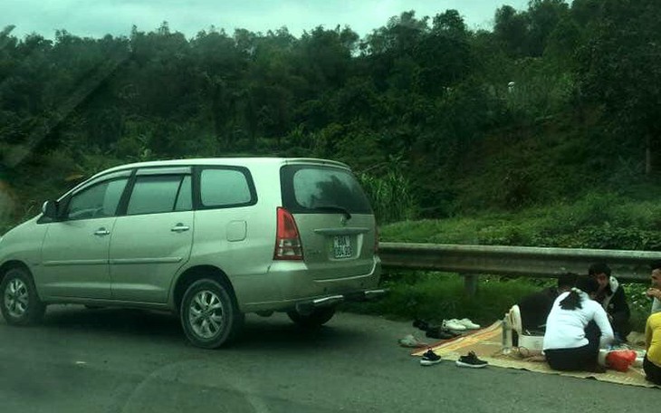 Lần thứ tư xuất hiện hình ảnh ngồi ăn trên cao tốc Nội Bài - Lào Cai