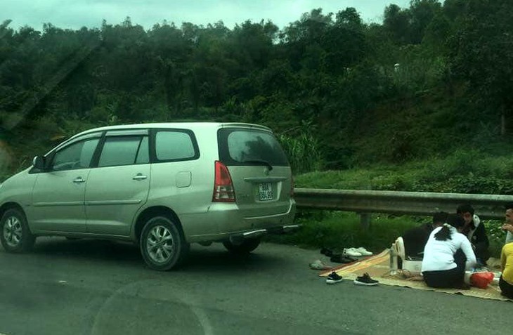 Lần thứ tư xuất hiện hình ảnh ngồi ăn trên cao tốc Nội Bài - Lào Cai - Ảnh 1.