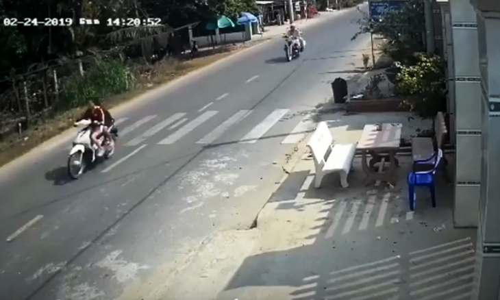 Bỏ chạy khi gặp CSGT, 2 cô gái không đội mũ bảo hiểm gặp nạn thương vong - Ảnh 1.