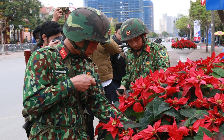 'Công binh' trên bãi tắm du lịch - Ảnh 4.