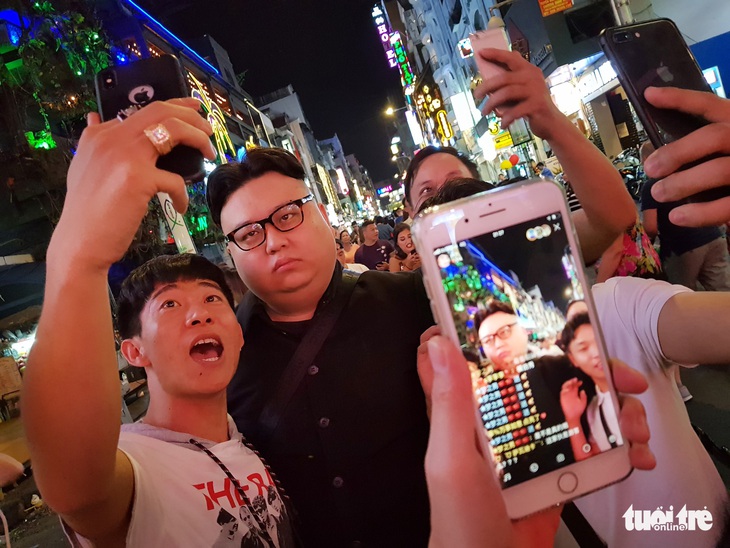 Thêm một Kim Jong Un giả xuất hiện ở Sài Gòn - Ảnh 6. Thêm một Kim Jong Un giả xuất hiện ở Sài Gòn - Ảnh 6.