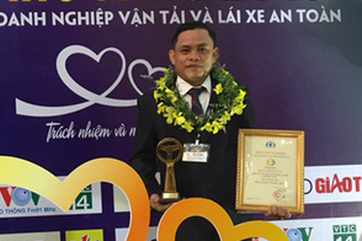 Tài xế vôlăng vàng 18 năm dừng xe cứu người - Ảnh 1.