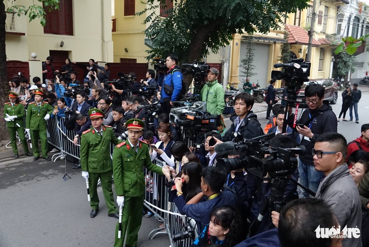 Ông Kim Jong Un cùng em gái đến thăm Đại sứ quán Triều Tiên - Ảnh 7.