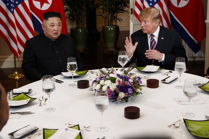 Tại sao mỗi lần gặp, 2 ông Trump - Kim luôn ăn cocktail tôm và thịt bò? - Ảnh 1.