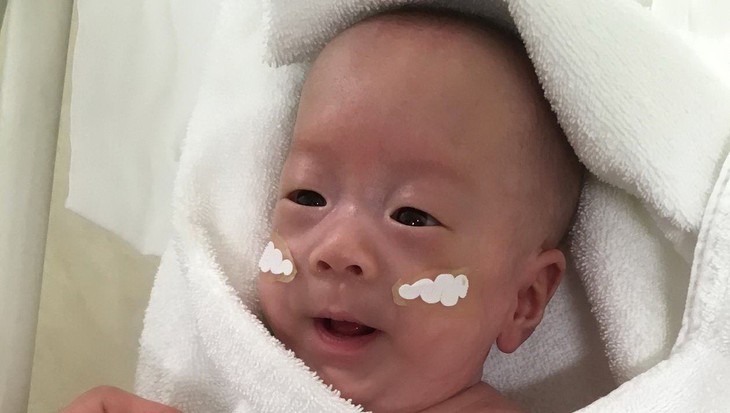 Bé trai nhỏ nhất thế giới xuất viện khỏe mạnh - Ảnh 1. Bé trai nhỏ nhất thế giới xuất viện khỏe mạnh - Ảnh 1.