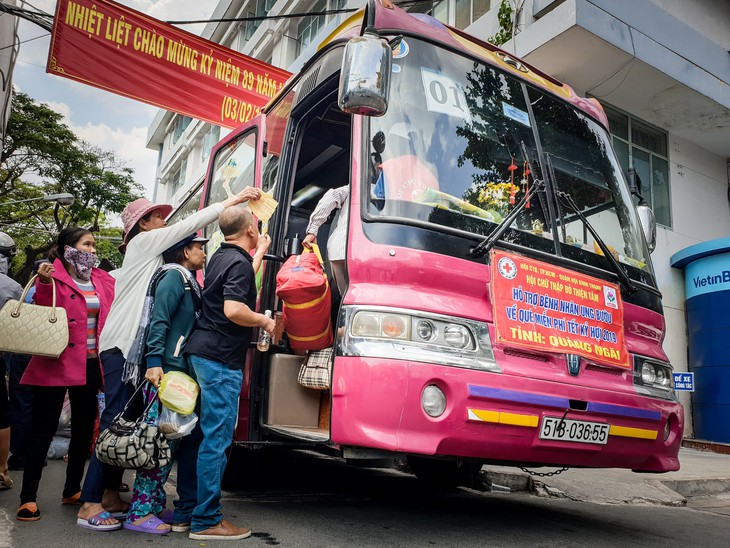 Về để ngủ bù những ngày lăn lộn gầm giường bệnh viện - Ảnh 2.