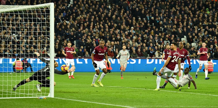 Hòa West Ham, Liverpool chỉ còn hơn Manchester City 3 điểm - Ảnh 1.