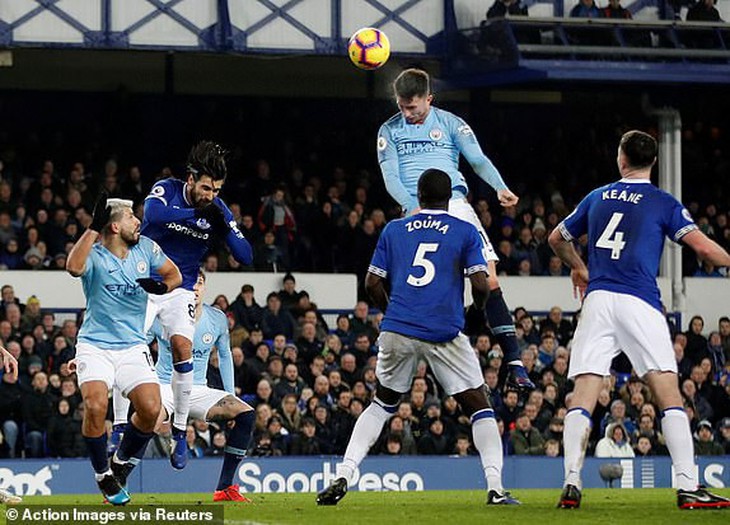 Đá bại Everton, Manchester City chiếm lại ngôi đầu  - Ảnh 1.