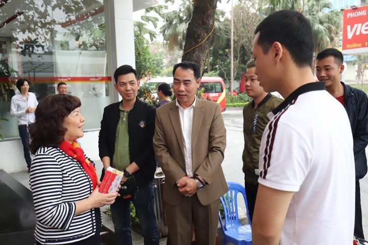 Lãnh đạo Vietjet vui xuân cùng hành khách ngày Mùng 1 Tết - Ảnh 2.