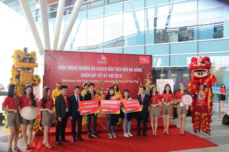 Lãnh đạo Vietjet vui xuân cùng hành khách ngày Mùng 1 Tết - Ảnh 13.