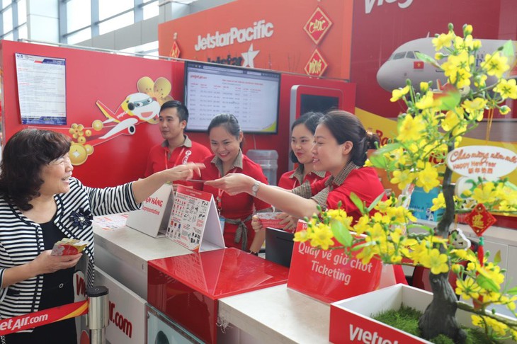 Lãnh đạo Vietjet vui xuân cùng hành khách ngày Mùng 1 Tết - Ảnh 3.