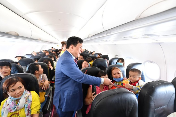 Lãnh đạo Vietjet vui xuân cùng hành khách ngày Mùng 1 Tết - Ảnh 10.