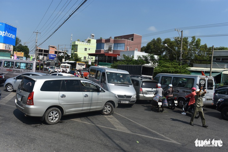 Quốc lộ 91 và đường tránh N1 tê liệt vì khách hành hương - Ảnh 5.