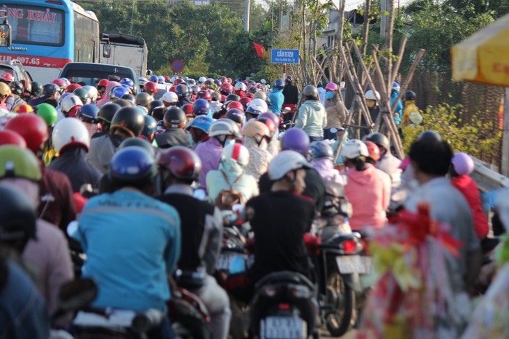 Dân miền Tây quay lại TP.HCM sớm, cầu Rạch Miễu quá tải - Ảnh 2.