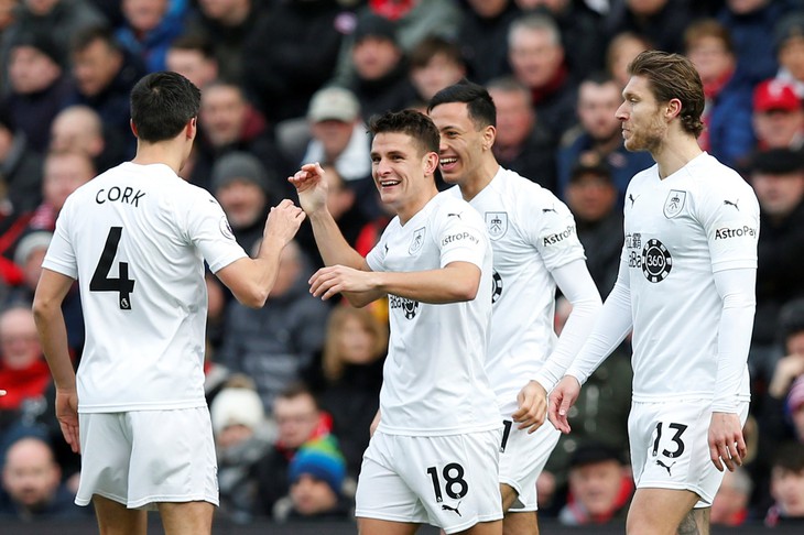 Thắng ngược Burnley, Liverpool bám sát M.C trên ngôi đầu - Ảnh 1.