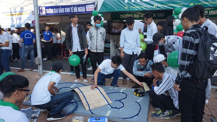 Học sinh miền Tây hào hứng làm MC, ca sĩ tại ngày hội tư vấn tuyển sinh - Ảnh 2.