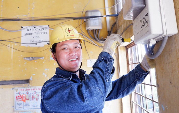 Người chuyên trị mạng dây điện giăng tơ rối nùi - Ảnh 1. Người chuyên trị mạng dây điện giăng tơ rối nùi - Ảnh 1.