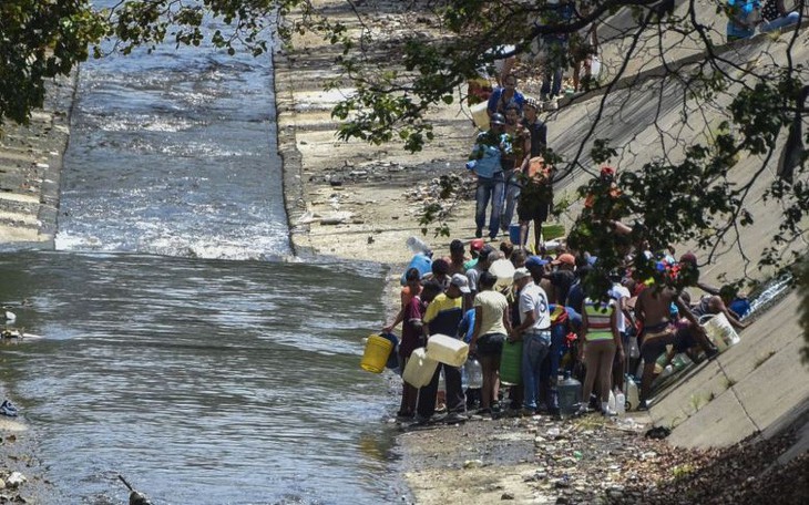 Mất điện, người dân Venezuela phải lấy nước thải để sinh hoạt