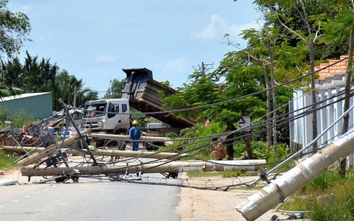 Ngã trụ bê tông trong lúc thi công, hai người gặp nạn