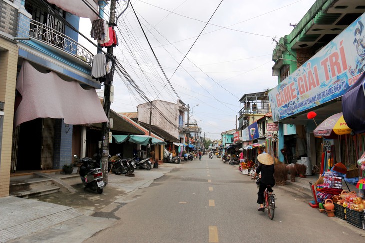 Sơn nhà phố cổ Bao Vinh: Công sơn tốn kém, màu lại quá tươi? - Ảnh 3.