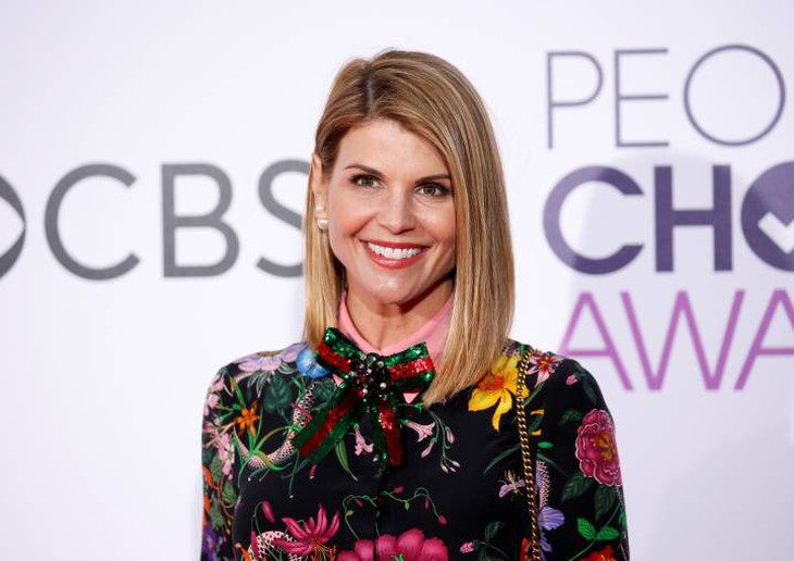 ‘Chạy trường cho con, nữ diễn viên Lori Loughlin thân bại danh liệt - Ảnh 1.