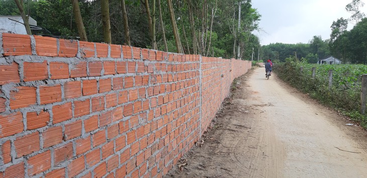 Ồ ạt xây công trình trái phép đón đầu dự án - Ảnh 3. Ồ ạt xây công trình trái phép đón đầu dự án - Ảnh 3.