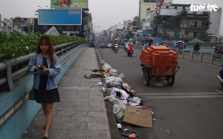 Sở Giao thông vận tải đề nghị quận, huyện dọn rác trên những cây cầu