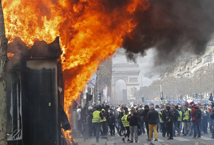 Cảnh sát trưởng Paris bị sa thải vì biểu tình Áo vàng trở thành bạo động - Ảnh 2.