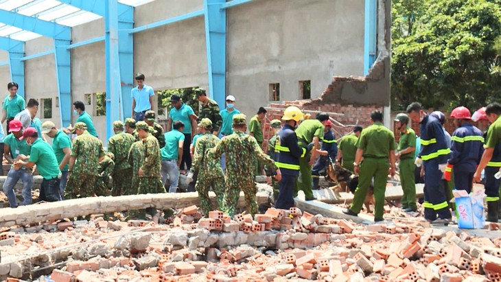 Khởi tố 3 cán bộ liên quan vụ sập tường tại khu công nghiệp Hòa Phú - Ảnh 1.