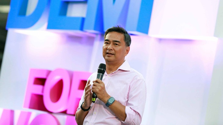 Chờ đợi… cựu thủ tướng Abhisit - Ảnh 1.