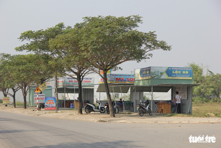 Đà Nẵng ra quân tháo dỡ kiôt bất động sản tự phát - Ảnh 2. Đà Nẵng ra quân tháo dỡ kiôt bất động sản tự phát - Ảnh 2.