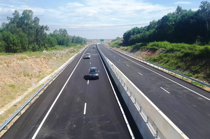 Xe chở heo trên cao tốc Đà Nẵng - Quảng Ngãi phải đi sang quốc lộ 1 - Ảnh 1. Xe chở heo trên cao tốc Đà Nẵng - Quảng Ngãi phải đi sang quốc lộ 1 - Ảnh 1.
