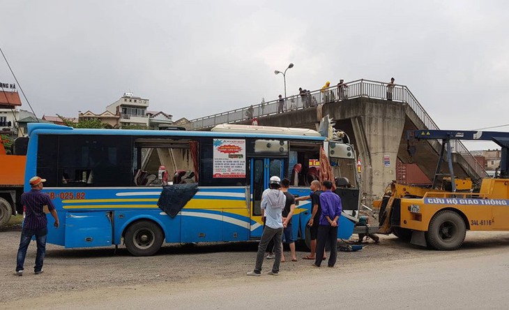 Xe khách mất lái tông trụ cầu vượt, 11 người bị thương - Ảnh 1.