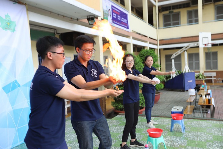 Bày bán xà bông từ tái chế dầu ăn của học sinh lớp 11 ở TP.HCM - Ảnh 2. Bày bán xà bông từ tái chế dầu ăn của học sinh lớp 11 ở TP.HCM - Ảnh 2.