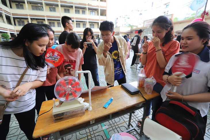 Bày bán xà bông từ tái chế dầu ăn của học sinh lớp 11 ở TP.HCM - Ảnh 3. Bày bán xà bông từ tái chế dầu ăn của học sinh lớp 11 ở TP.HCM - Ảnh 3.
