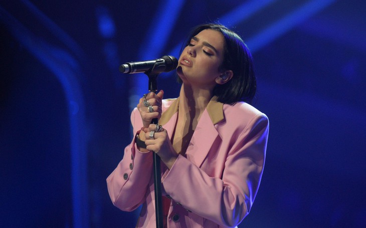 Dua Lipa hồng rực 