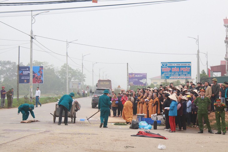 Tai nạn thảm khốc giữa xe khách và đoàn đưa tang: 7 người chết - Ảnh 10.