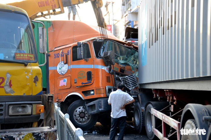 TP.HCM: 2 xe container đấu đầu nằm vắt ngang đường - Ảnh 1.