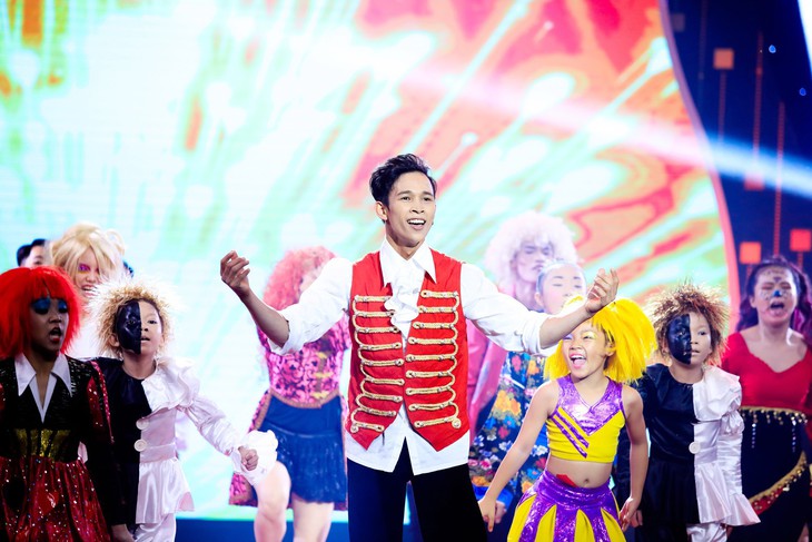 Tái hiện nhạc kịch Greatest Showman, Mạnh Quyền vô địch Tinh hoa hội tụ - Ảnh 1.