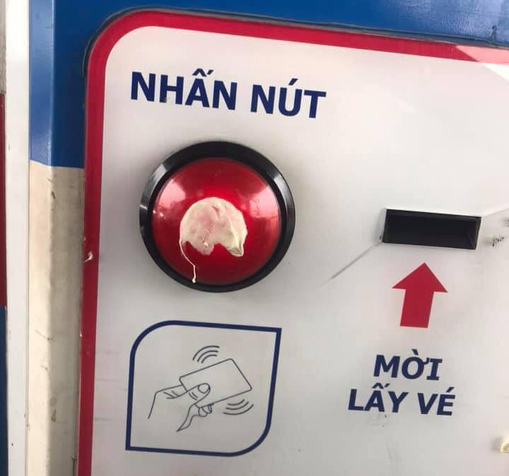 Khó tin nổi với trò bẩn: dán bã kẹo cao su vào nút bấm - Ảnh 1.