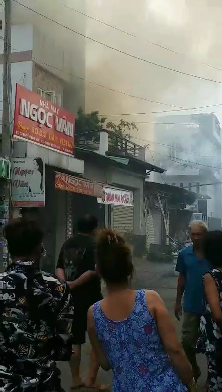 Cháy cửa hàng điện tử, một người tử vong tại Q.12 - Ảnh 2. Cháy cửa hàng điện tử, một người tử vong tại Q.12 - Ảnh 2.