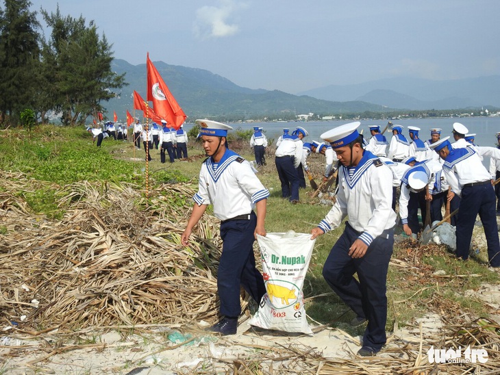 5.000 cán bộ chiến sĩ Vùng 4 Hải quân ra quân làm sạch biển - Ảnh 6.