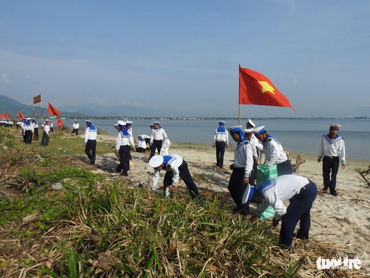 5.000 cán bộ chiến sĩ Vùng 4 Hải quân ra quân làm sạch biển - Ảnh 1.