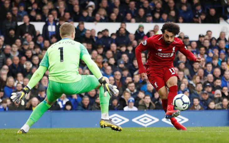 Bị Everton níu chân, Liverpool mất ngôi đầu vào tay M.C