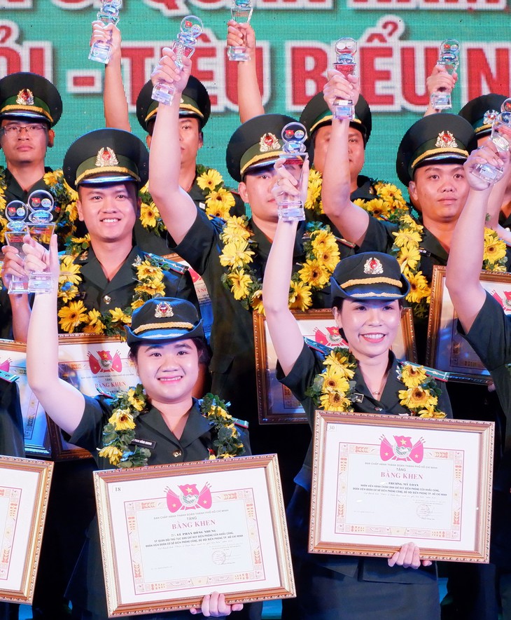 Hai cô nàng yêu màu áo xanh - Ảnh 1.