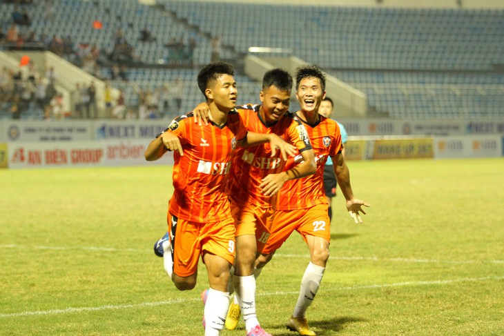 Đức Chinh nổ súng trước ngày lên tuyển U-23 VN, Đà Nẵng thoát thua phút chót - Ảnh 4.