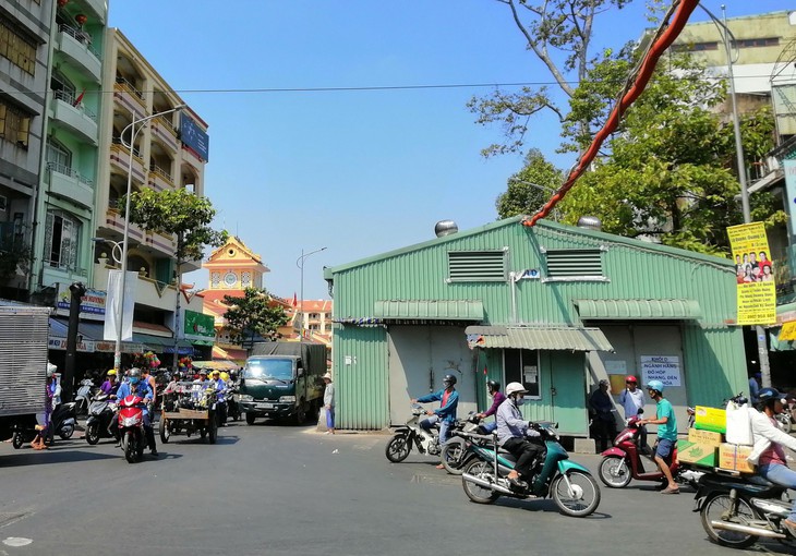 TP.HCM yêu cầu tháo dỡ chợ tạm Bình Tây chiếm dụng lòng đường - Ảnh 1.